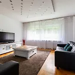 Glowna Spacious By Bookinghost Apartman